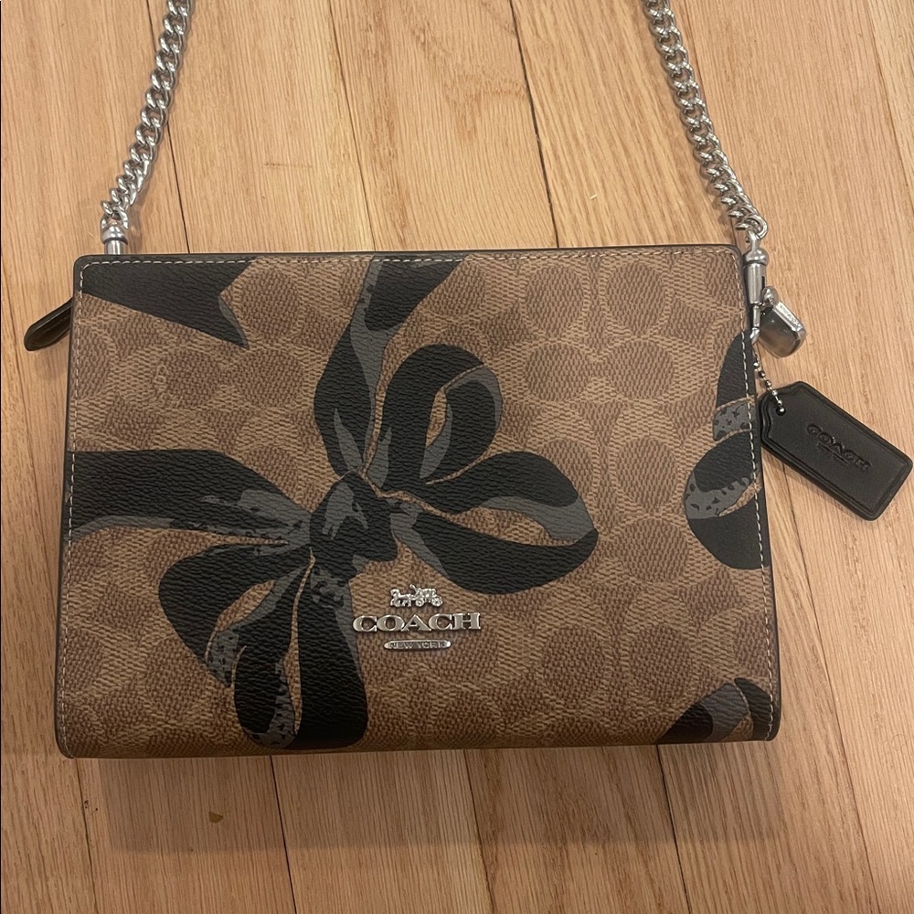 Coach Brown Bow Print Crossbody Bag 
Brand new but tag is removed 
Never used - Picture 5 of 10